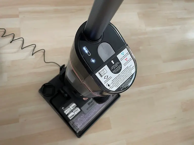 Test Wischsauger Shark Akku lädt